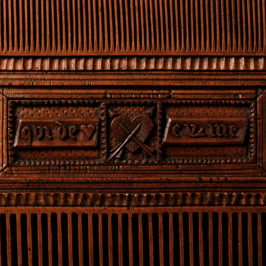 Medieval Decorated 'He who loves from the heart, gives with a good heart' Posy Boxwood Comb