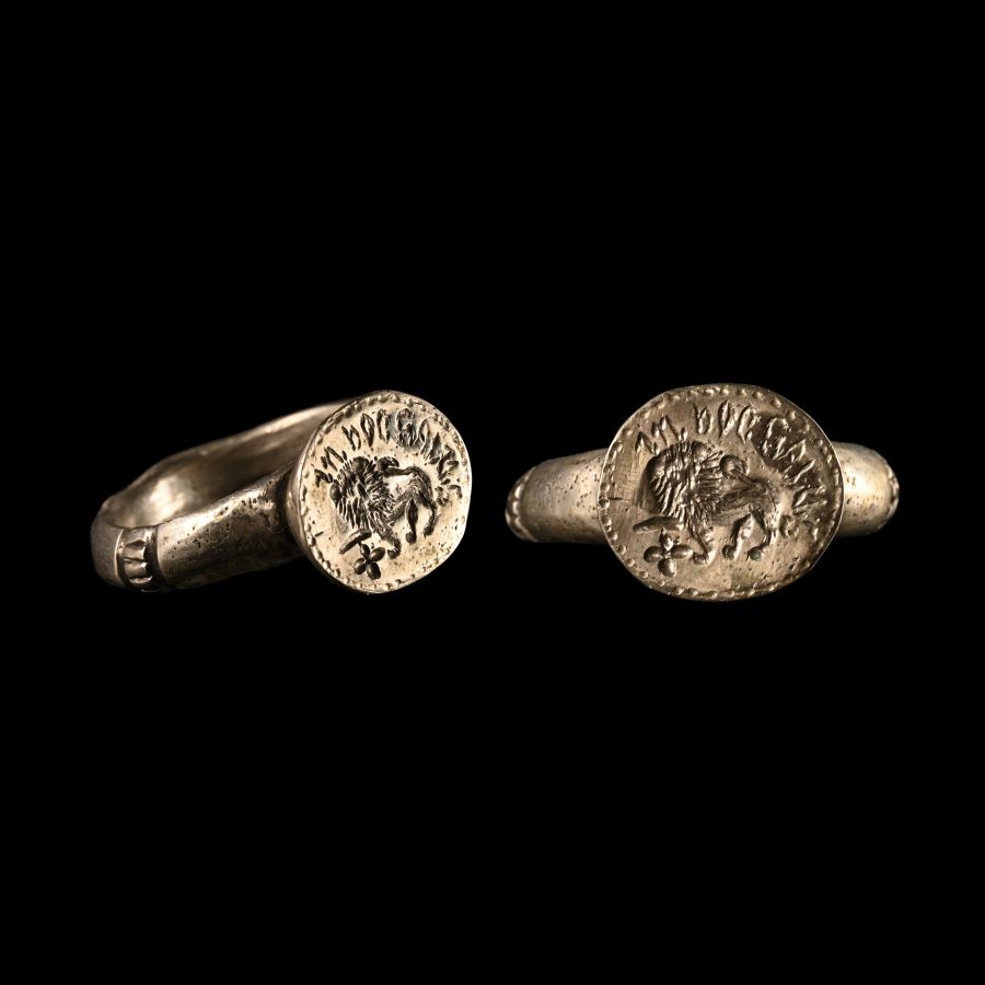 Post Medieval Silver Ring with 'In this Sign is Health' and Lion