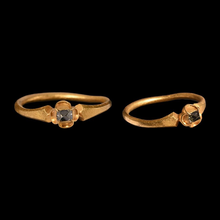 Elizabethan Period Gold Ring with Natural Diamond Crystal