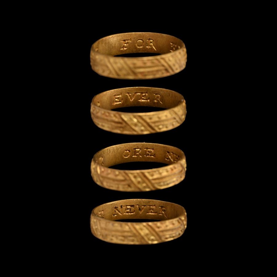 'The Framlingham Manor' Tudor Gold 'FOR EVER ORE NEVER' Wreath Posy Ring