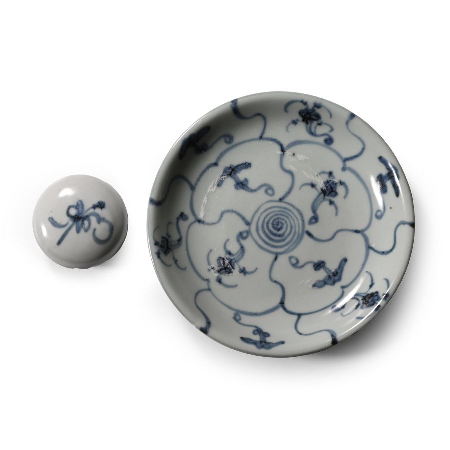 Tek Sing Treasure Shipwreck Glazed Blue and White Plate and Lidded Box