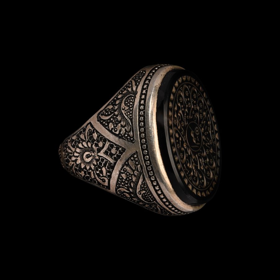 Large Western Asiatic Silver-Coloured Metal Ring with Agate Calligraphic Gemstone