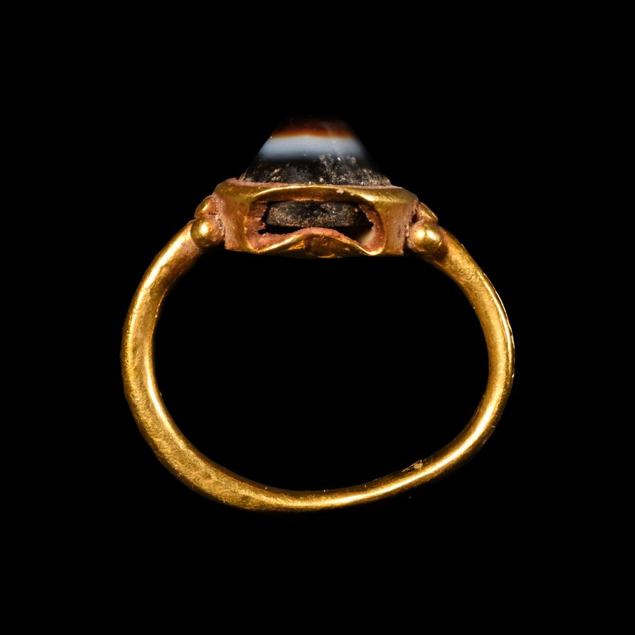 Roman Gold Ring with Banded Agate Cabochon
