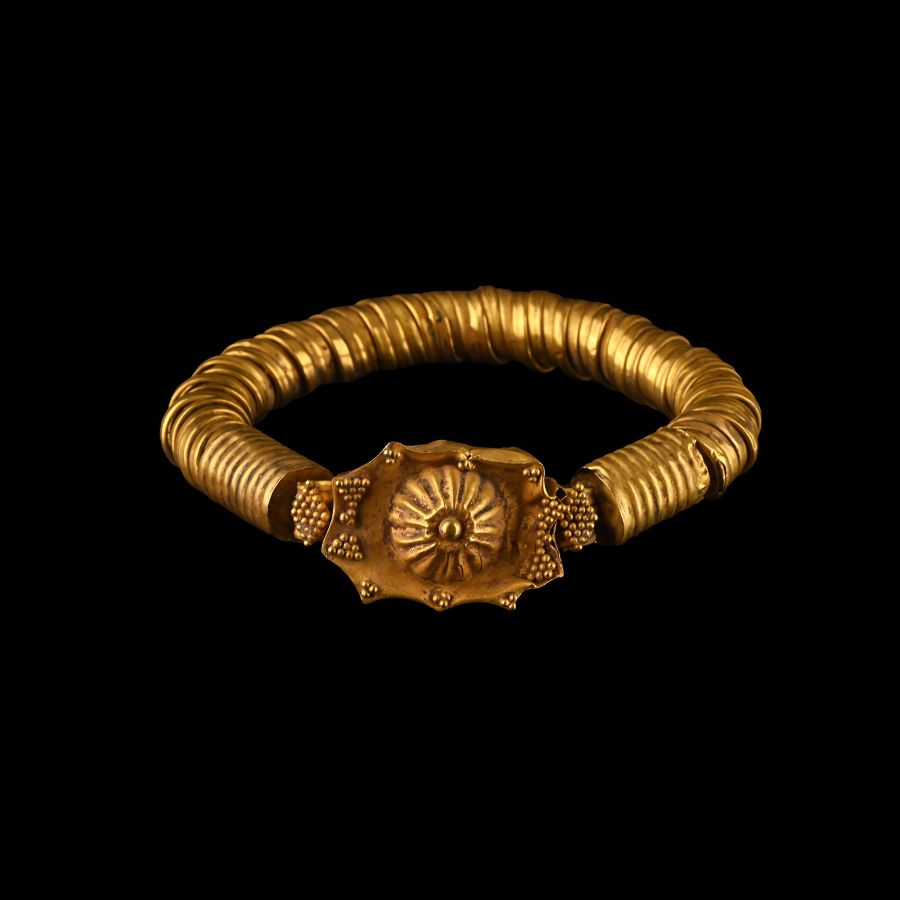 Roman Gold Spiral-Twisted Wire Bracelet with Central Bezel