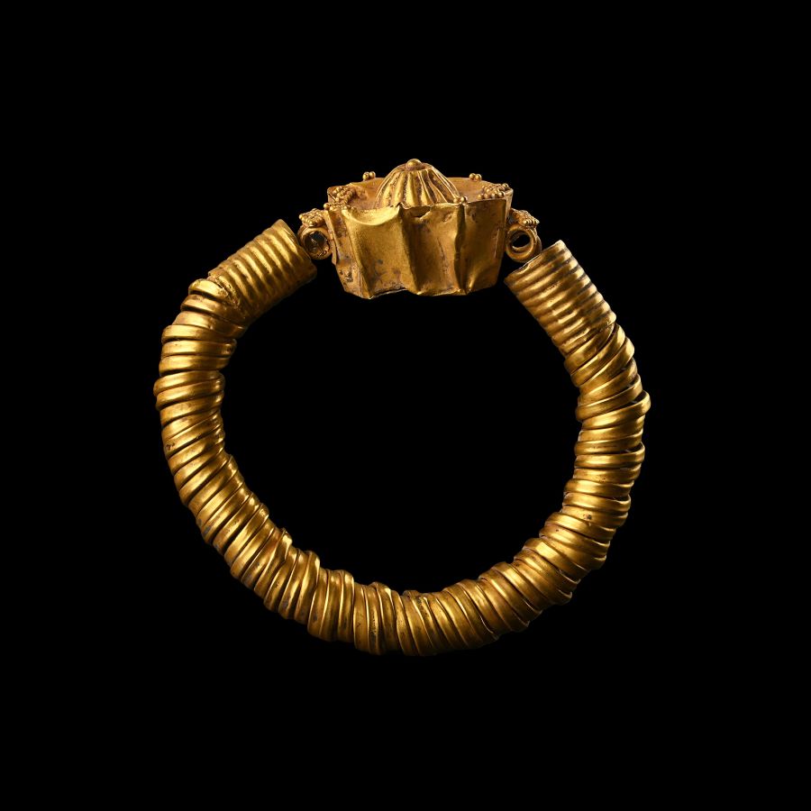 Roman Gold Spiral-Twisted Wire Bracelet with Central Bezel