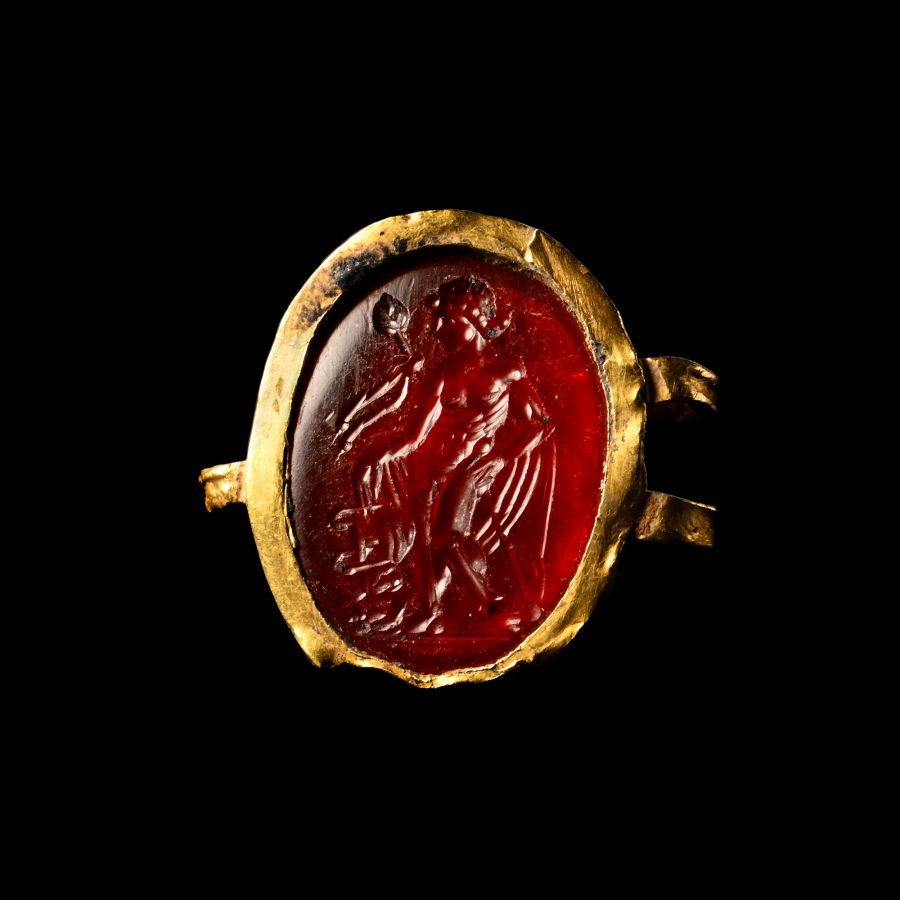 Roman Gold Pendant with Carnelian Intaglio of Goddess Venus