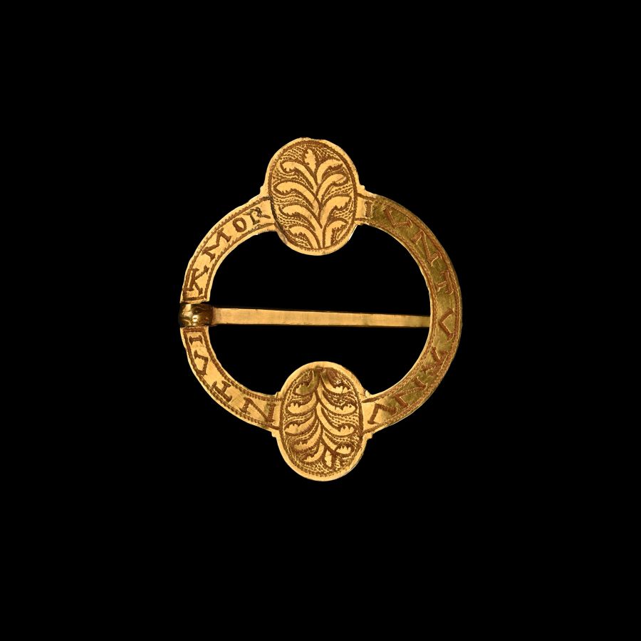 Medieval Gold Ring Brooch with Garnets and 'Let us Live as One Soul’ Posy Inscription