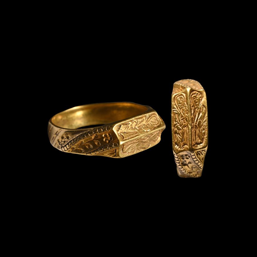 Medieval Iconographic Gold Ring with Mary, Jesus and Saint Catherine
