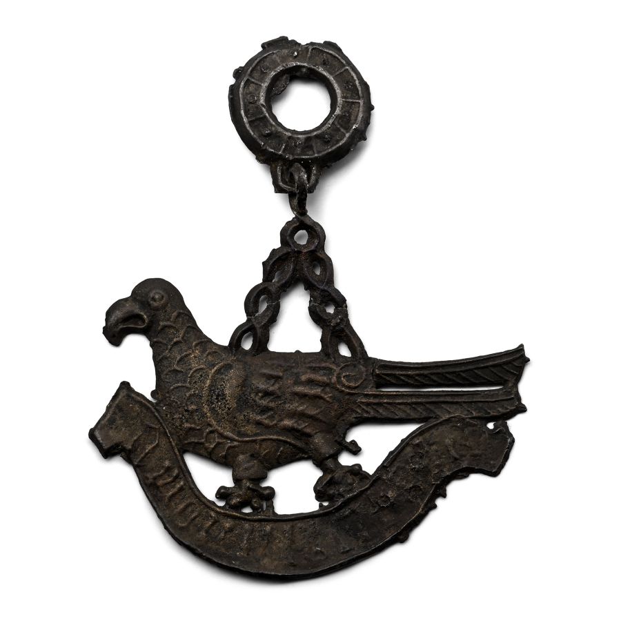 Large Medieval Pewter 'Love Conquers All' Secular Badge
