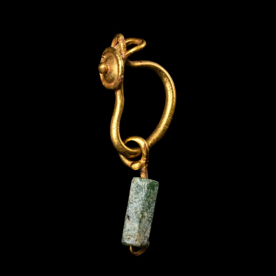 Roman Gold Earring with Emerald-Coloured Bead