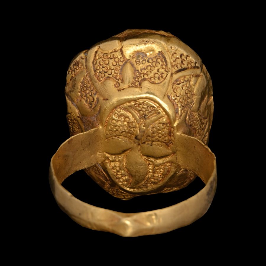 Stuart Period Engraved Gold Ring with Carnelian Gemstone