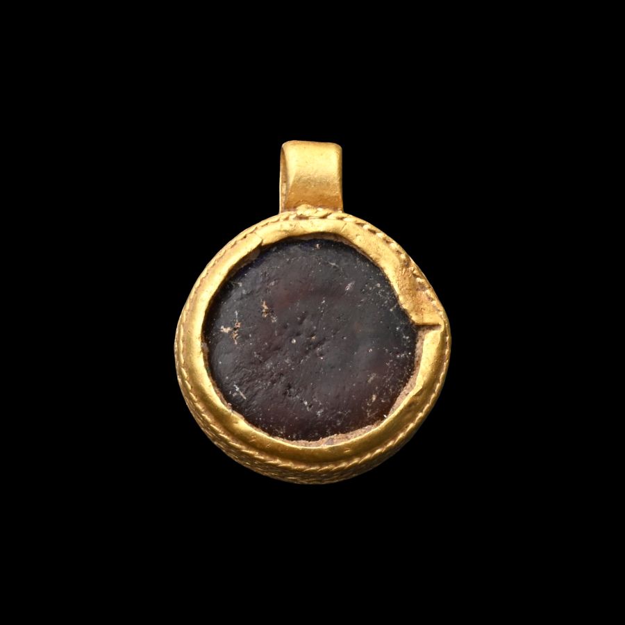 Anglo-Saxon Gold Necklace Pendant with Amber Cabochon