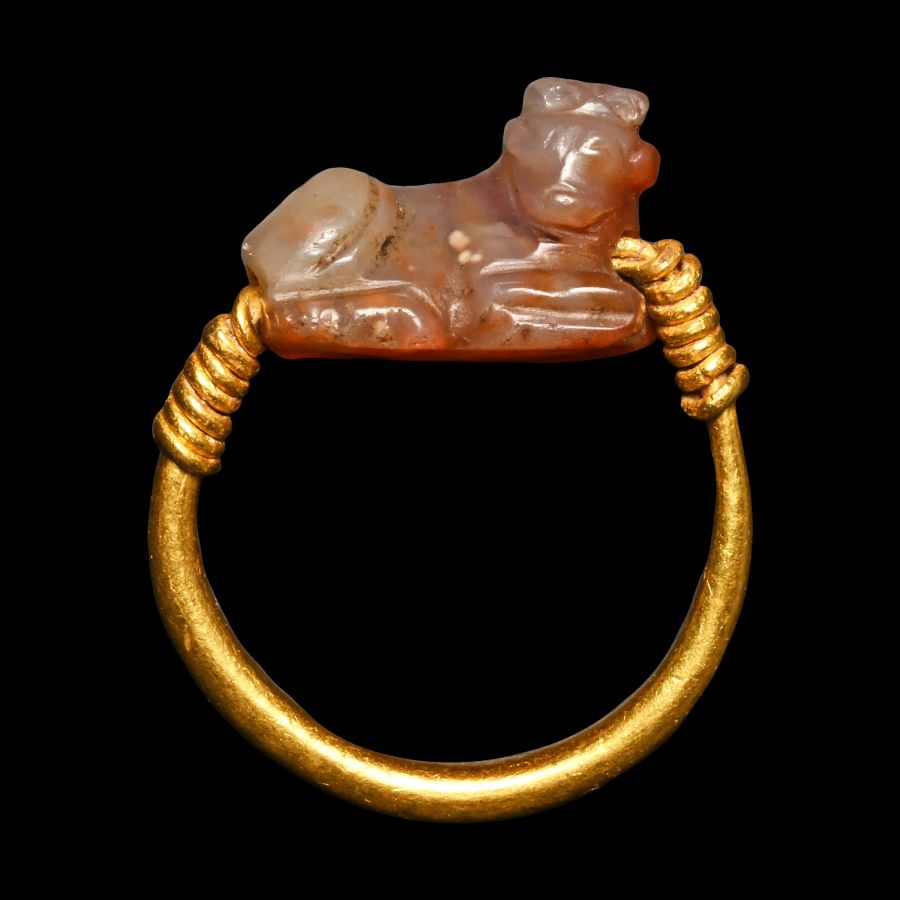 Achaemenid Gold Ring with Agate Bull Figure