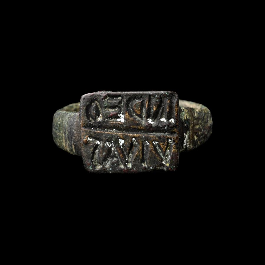 Medieval Bronze Signet Ring with 'IN DEO VIVAS' Inscription