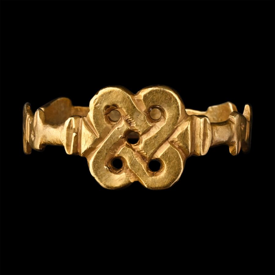 Byzantine Gold Ring with Openwork Knot Design with Stylised Birds and Clasped Hands