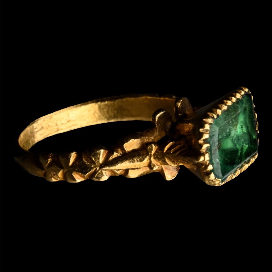 Renaissance Gold Ring with Emerald