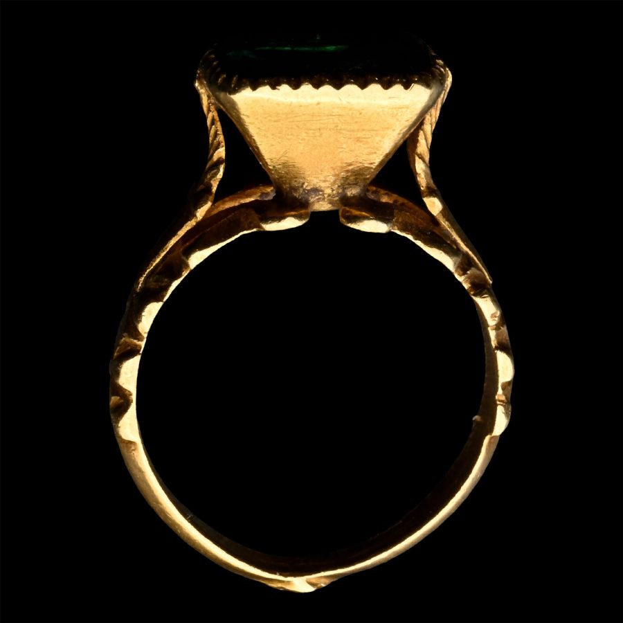 Renaissance Gold Ring with Emerald