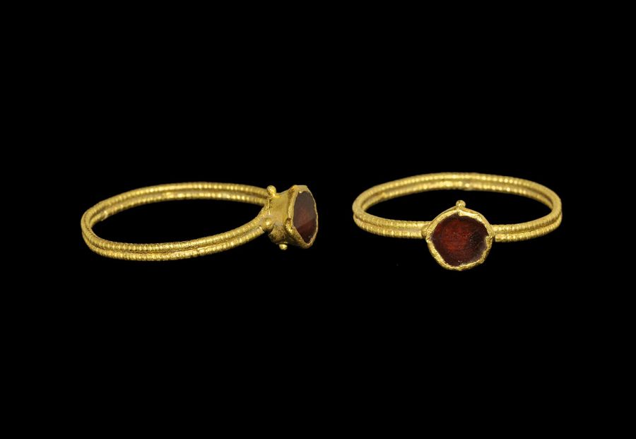 Saxon Gold Ring with Garnet Cloison