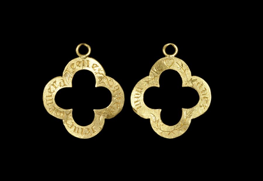 Medieval Gold Quatrefoil 'Remember that you love me' Posy Pendant