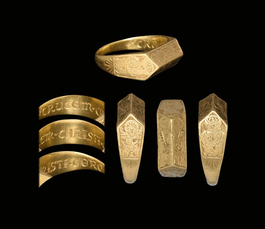 Medieval Gold 'CRUCEM CHRISTI GERO' Iconographic Glove Ring